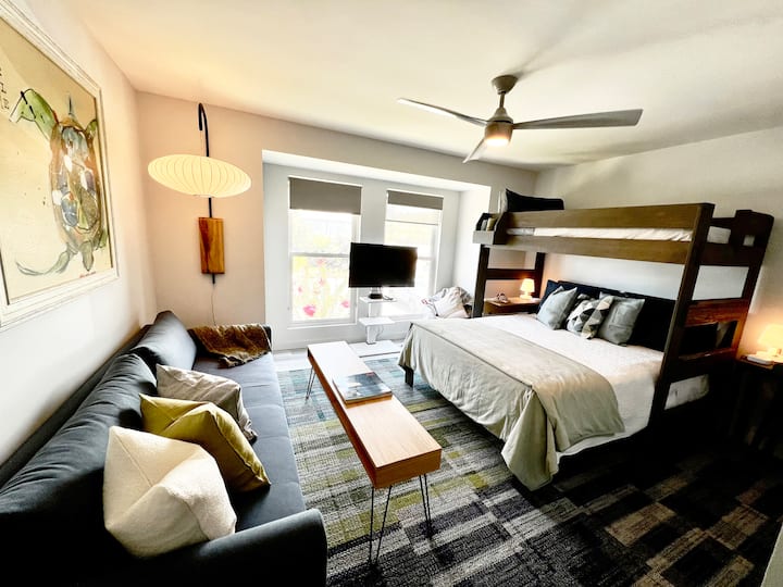 Megjithëse ishte planifikuar të plotësoje nevojat e tua për të fjetur dhe për t 'u çlodhur. Hapësira është maksimizuar për rehati dhe funksionalitet. Kjo hapësirë mund të strehojë lehtësisht deri në 5 persona.