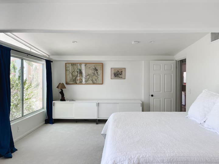 La suite principal tiene una cama king y baño privado.