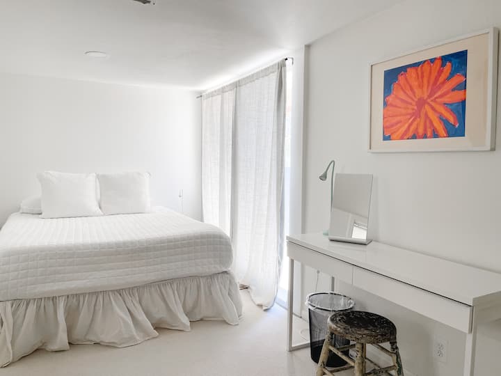 El tercer dormitorio tiene una cama tamaño queen y escritorio.