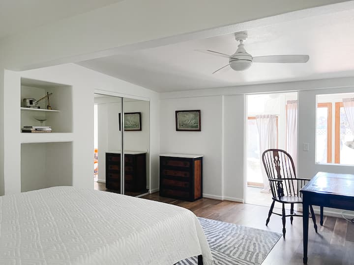 El segundo dormitorio de invitados tiene una cama king y un escritorio. También hay una sala de estar escalonada con acceso a un patio lateral.