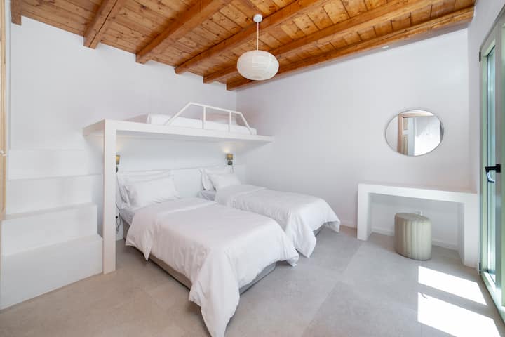 Etesian Villa Four - Bedroom 3 (Top Floor) 
King-single Bunk Bed
option of either 2 single beds or 1 queen  bed