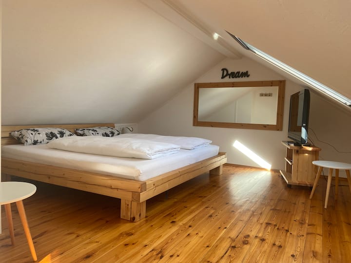 เตียงคู่ 2 x 2 เมตรในห้องใต้หลังคา