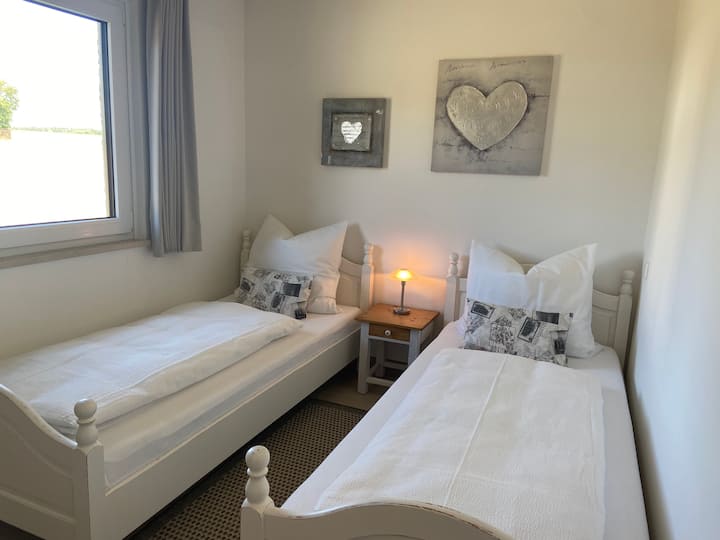 ห้องนอนอยู่ที่ชั้นล่าง