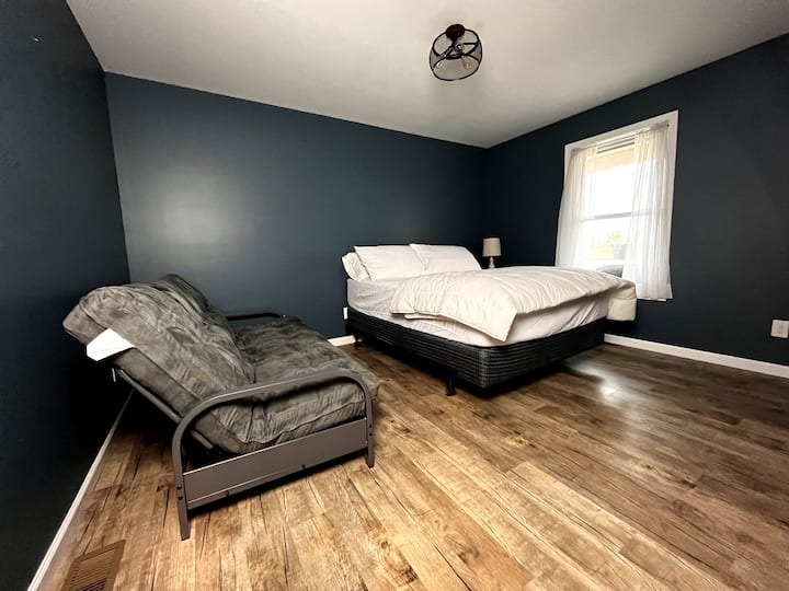 Segundo dormitorio con cama tamaño queen y futón