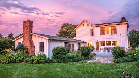 Countryside~Tennis Court~Pool Table~Spa~Stay Here!