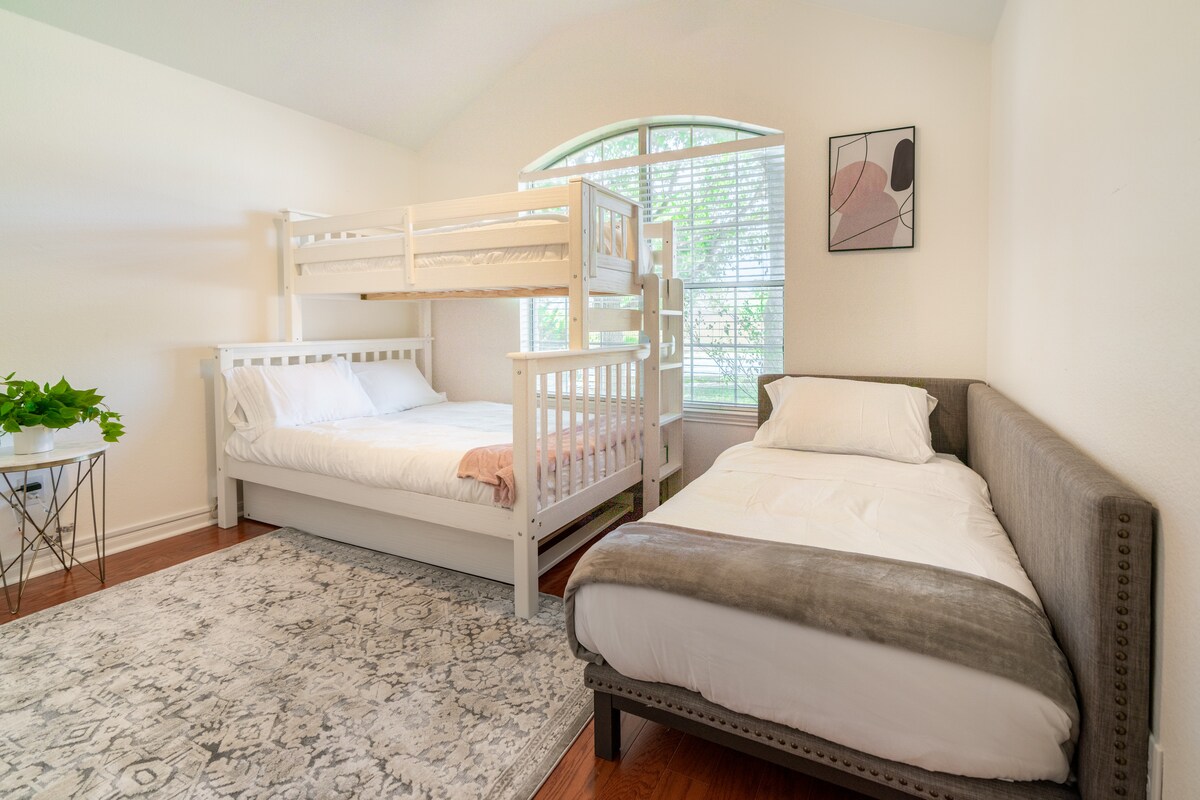 อีกมุมหนึ่งของห้องนอนพร้อมเตียงสองชั้นและเตียงเดี่ยว