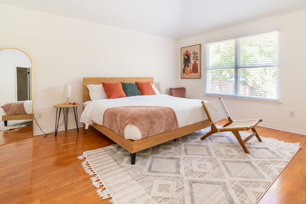 ห้องนอนใหญ่ขนาดใหญ่พร้อมห้องน้ำในตัว มีสมาร์ททีวีที่นั่งเสริมโคมไฟอัจฉริยะและเตียงแพลตฟอร์มขนาดคิงไซส์สะดวกสบายจนคุณไม่อยากวางไว้