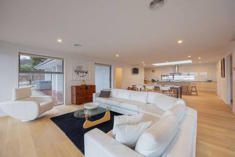 HOT TUB 5 bedroom 3 bath house and studio