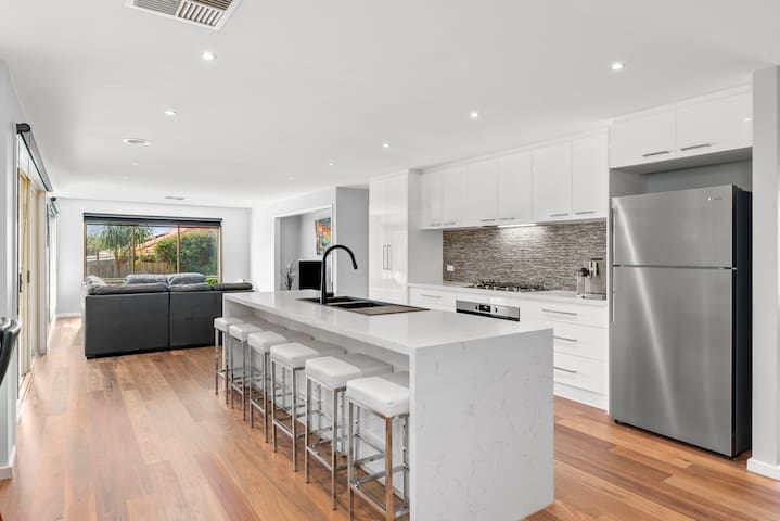 KINGSTON DOWNS sleeps 17, 5 BEDROOMS & 2 BATHROOMS gallery image 2