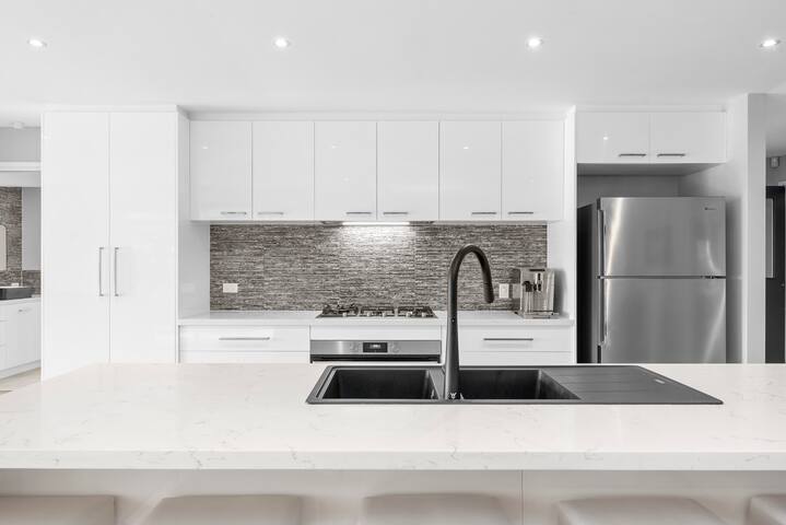 KINGSTON DOWNS sleeps 17, 5 BEDROOMS & 2 BATHROOMS gallery image 3