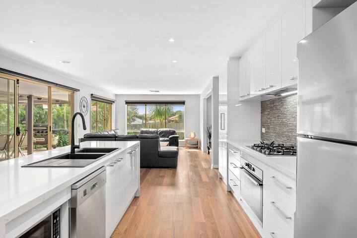 KINGSTON DOWNS sleeps 17, 5 BEDROOMS & 2 BATHROOMS gallery image 4