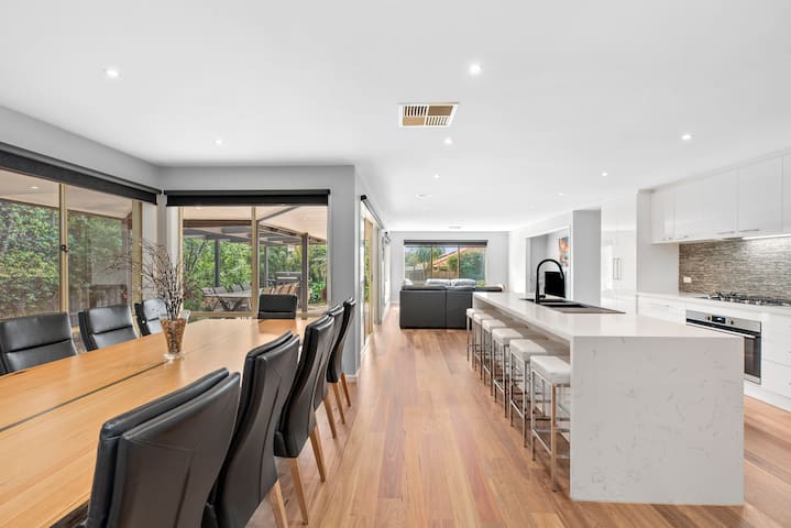 KINGSTON DOWNS sleeps 17, 5 BEDROOMS & 2 BATHROOMS gallery image 5