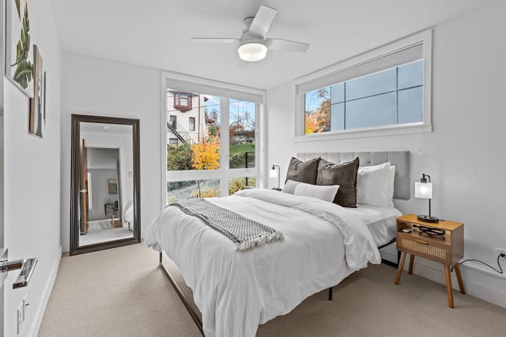 Нашата втора спална соба е на првиот кат и има брачен душек, светилки со дополнителни приклучоци, нијанси за затемнување на собата и дополнителни перници. 