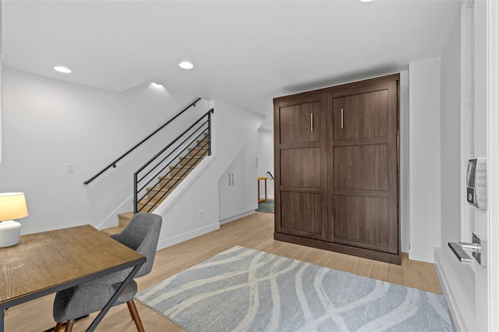 Првиот кат вклучува работен простор со биро и брачен кревет „Марфи“ кој може да се скрие во текот на денот. 