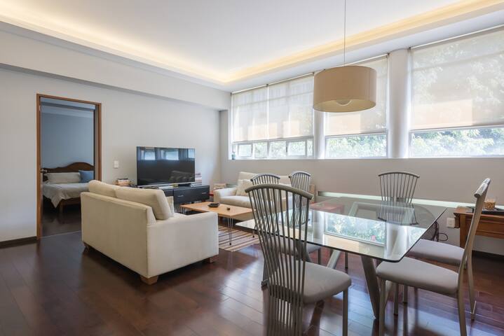 Bright penthouse apartment one block from Reforma