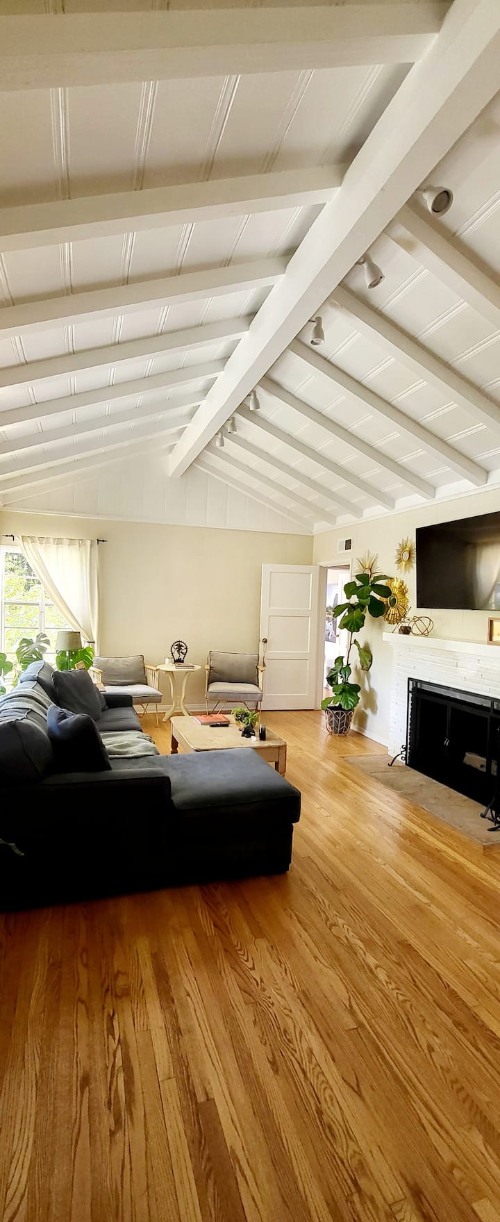 The Woodland Hills Cottage - Calabasas, CA