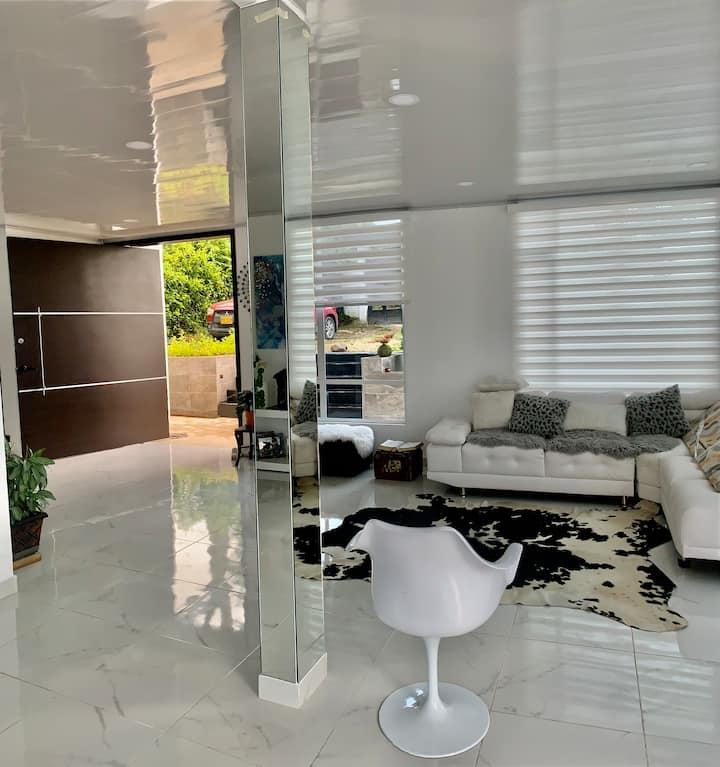 Espectacular Villa Con Piscina, Elegante - La Mesa