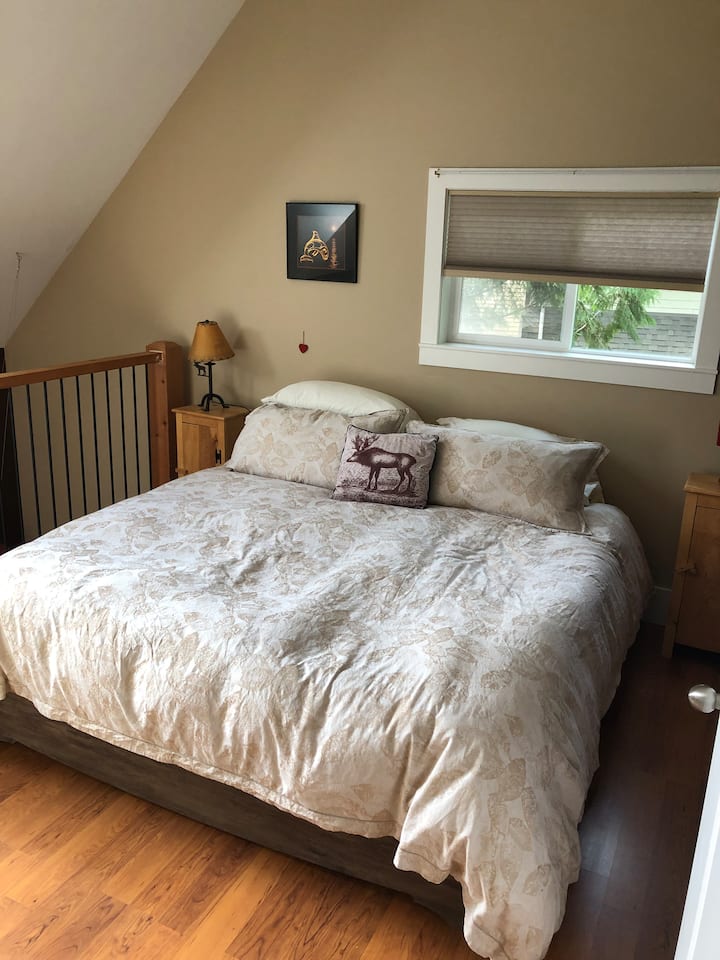 Მთავარ საძინებელში არის კომფორტული საწოლი 193 × 203 სმ.  ეს საძინებელი ლოფტშია.