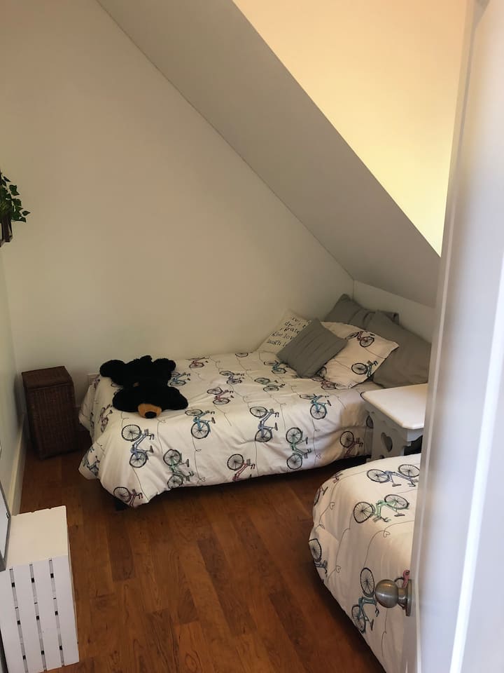 Ლოფტის მეორე საძინებელში 2 ერთადგილიანი საწოლია.