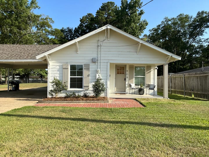 Chicly Curated Cottage -1 min to Sports Complex