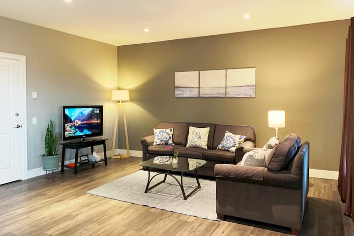 Acogedora sala de estar para relajarse y entretenerse  