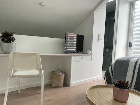 Popular Airbnb listing: Vibrant Surry Hills self contained modern studio in Surry Hills