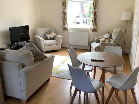 Successful Airbnb property: Lovely one bedroomed apartment with free parking in Solihull