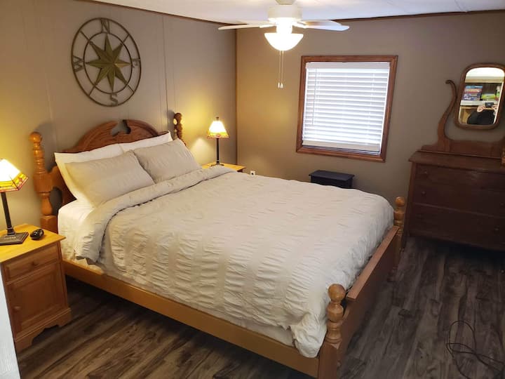 Chambre principale avec lit queen size, salle de bain principale privée attenante.