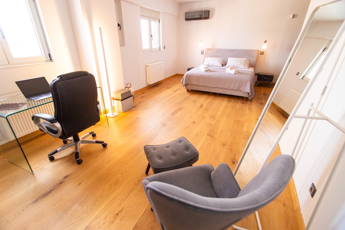 ชั้น 8 ห้องนอนหลักและพื้นที่ทำงาน 