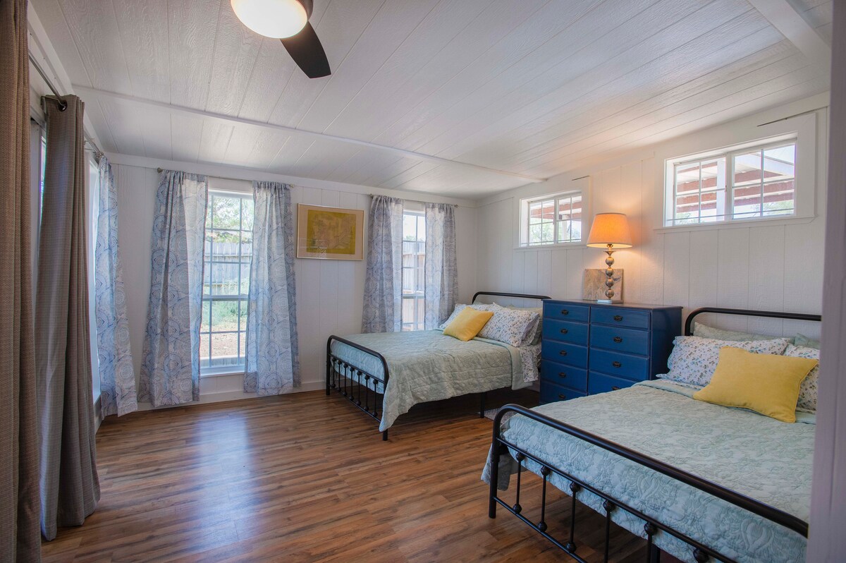 Dve pohodlné postele a prístup na verandu v plnej veľkosti!