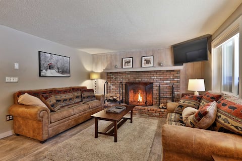 🎿Cozy Fireplace Condo-Mins. to Everything 🚵