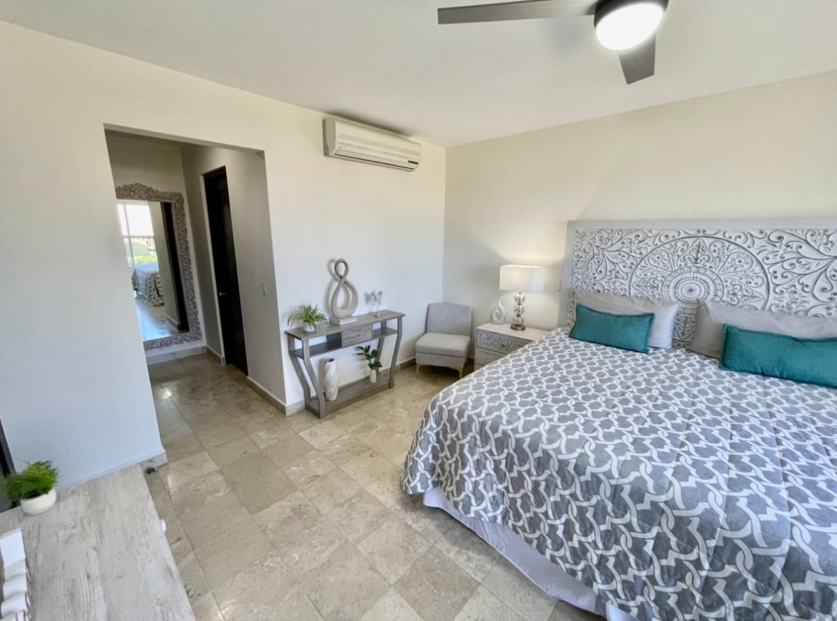 Dormitorio principal, cama tamaño king y baño privado con tocador doble