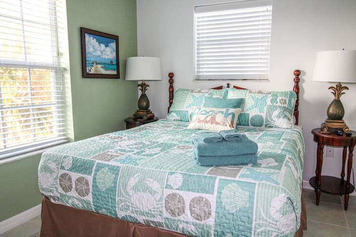 Queen Bedroom on 2nd floor with smart TV