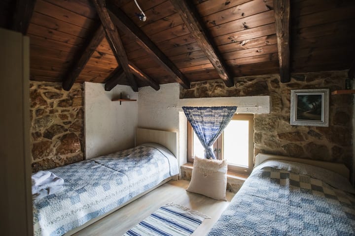 Спалня с две единични легла