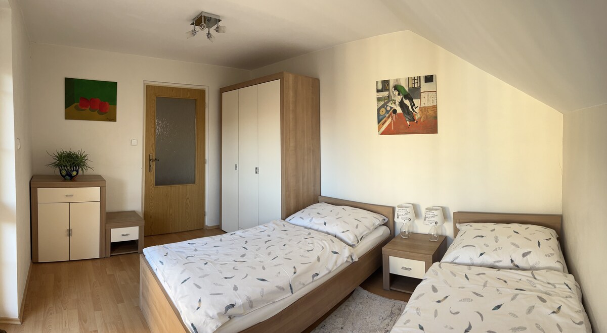 Целосен поглед кон првата спална соба