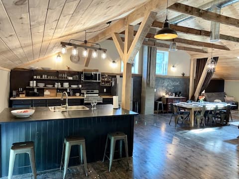 Stylish factory-farmhouse deluxe loft