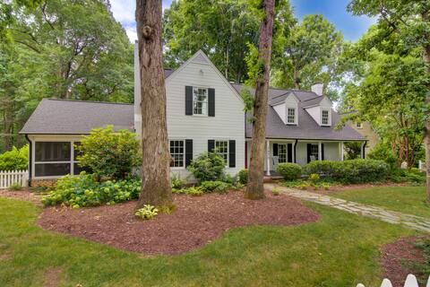Elegant 4 Bedroom Farmhouse Vintage and Modern