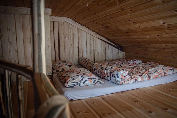 Kakkosparvelle (1,1m) mahtuu yhteensä 6 hlöä nukkumaan.