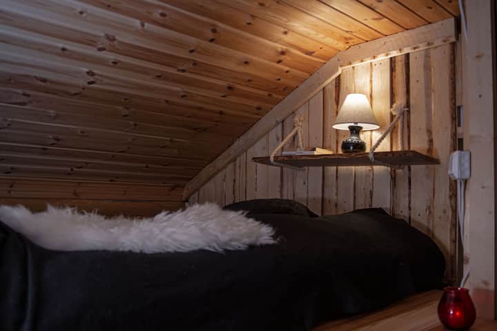 "Master bedroomin" sänkypatja mahtavat 2m leveä.  Tämän huoneen saa lukittua ja äänieristetyt seinät tuovat lisämukavuutta.