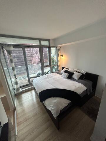 Spacious 2 bedroom, w/balcony, heart of downtown gallery image 2