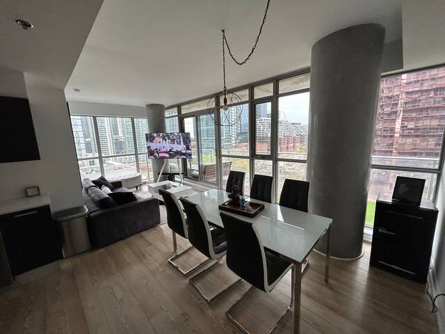 Spacious 2 bedroom, w/balcony, heart of downtown gallery image 4