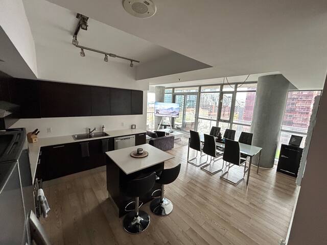 Spacious 2 bedroom, w/balcony, heart of downtown gallery image 3