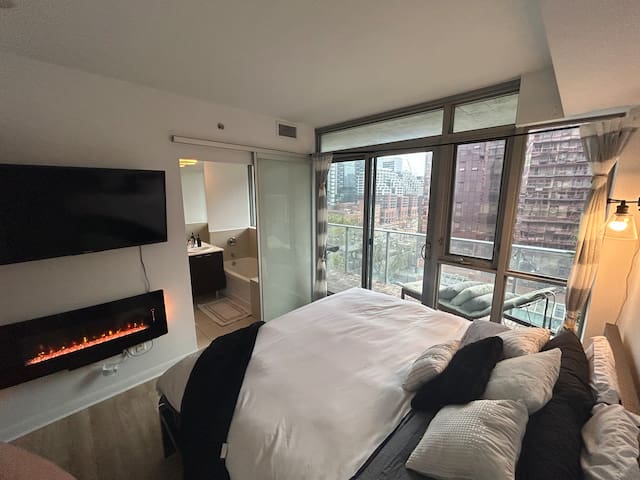 Spacious 2 bedroom, w/balcony, heart of downtown