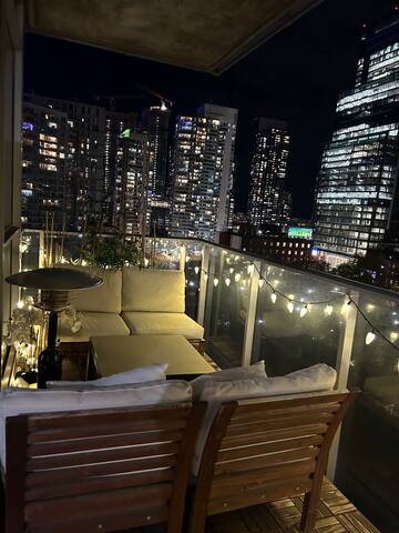 Spacious 2 bedroom, w/balcony, heart of downtown gallery image 5