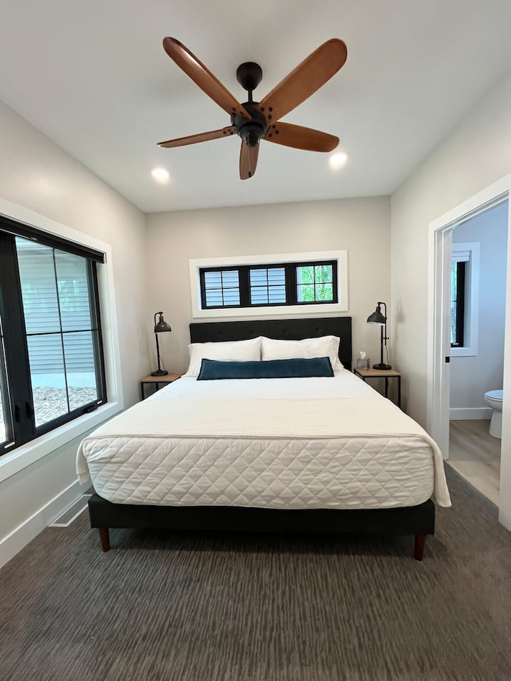 Dhoma e gjumit 1 - krevat dopio "king",
Kati kryesor (niveli i hyrjes)