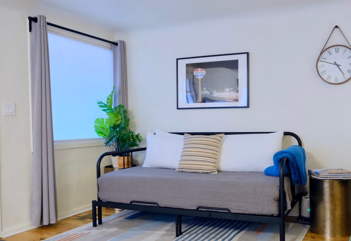 Top performing Airbnb: Super COZY Home- Fire Pit, 75"TV, GigWiFi, WD in Denver Metropolitan Area