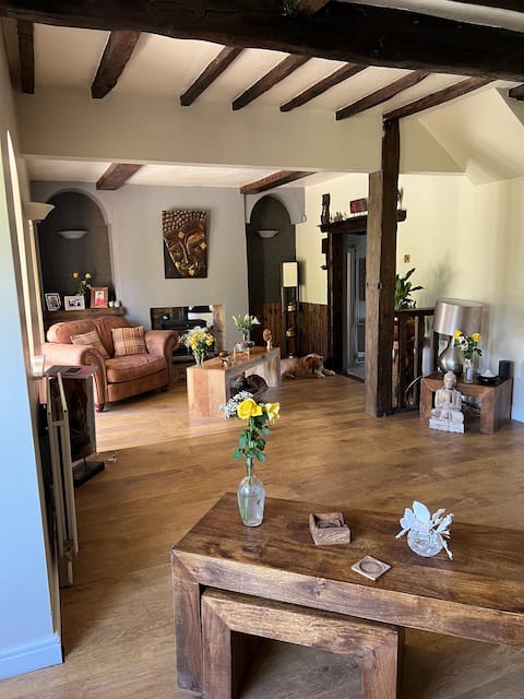 Beautiful House with Tranquil Garden & Hot Tub