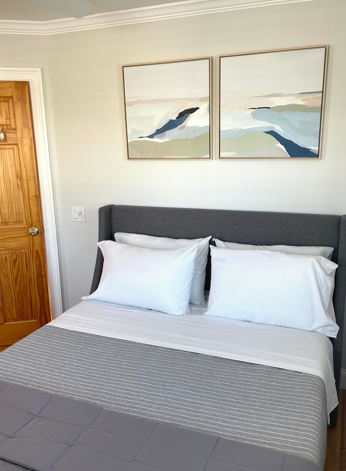 ที่นอนเมมโมรี่โฟมขนาดควีนไซส์ ที่ชาร์จไร้สายถัดจากเตียงสำหรับ Apple Watch หรือโทรศัพท์ใดๆที่รองรับการชาร์จแบบไร้สาย 