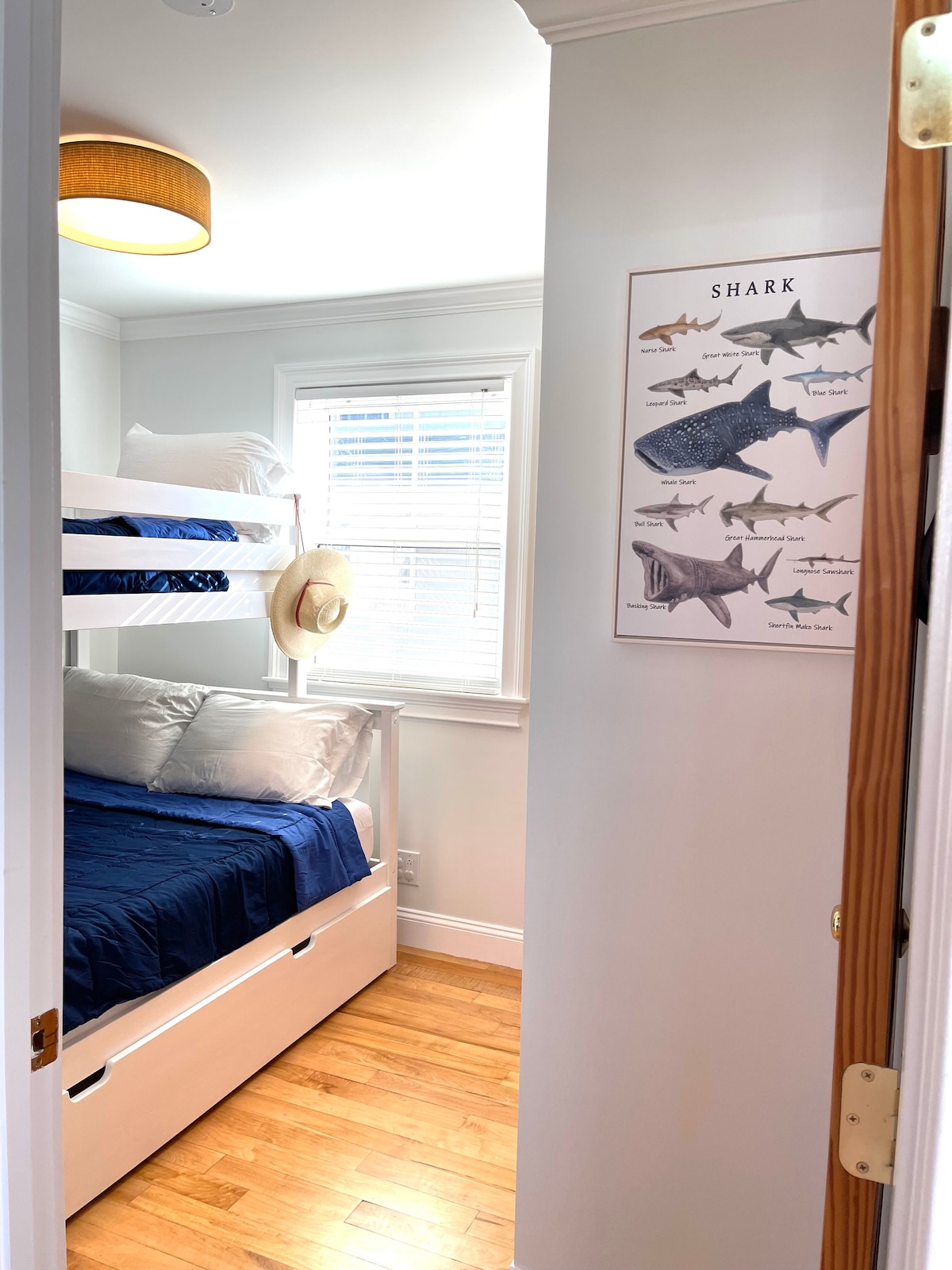 เตียงสองชั้นขนาดใหญ่กว่าสองชั้นพร้อมเตียงเดี่ยวด้านล่างสำหรับพื้นที่นอนเพิ่มเติม เตียงทั้งหมดเป็นเมมโมรี่โฟม