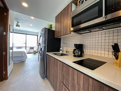 Top Airbnb: 🏝 New Studio w/Balcony Rooftop Pool Close to ALL! in Zazil Ha